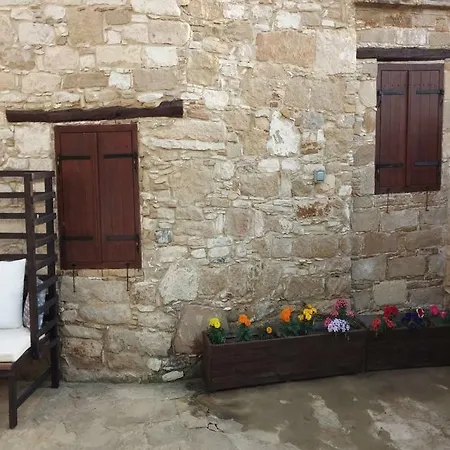 Teacher's House Maróni