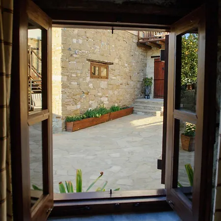 Teacher's House Maróni