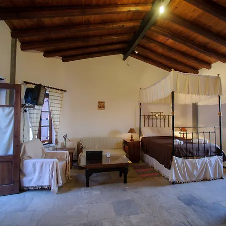 Konukevi Teacher's House Maroni